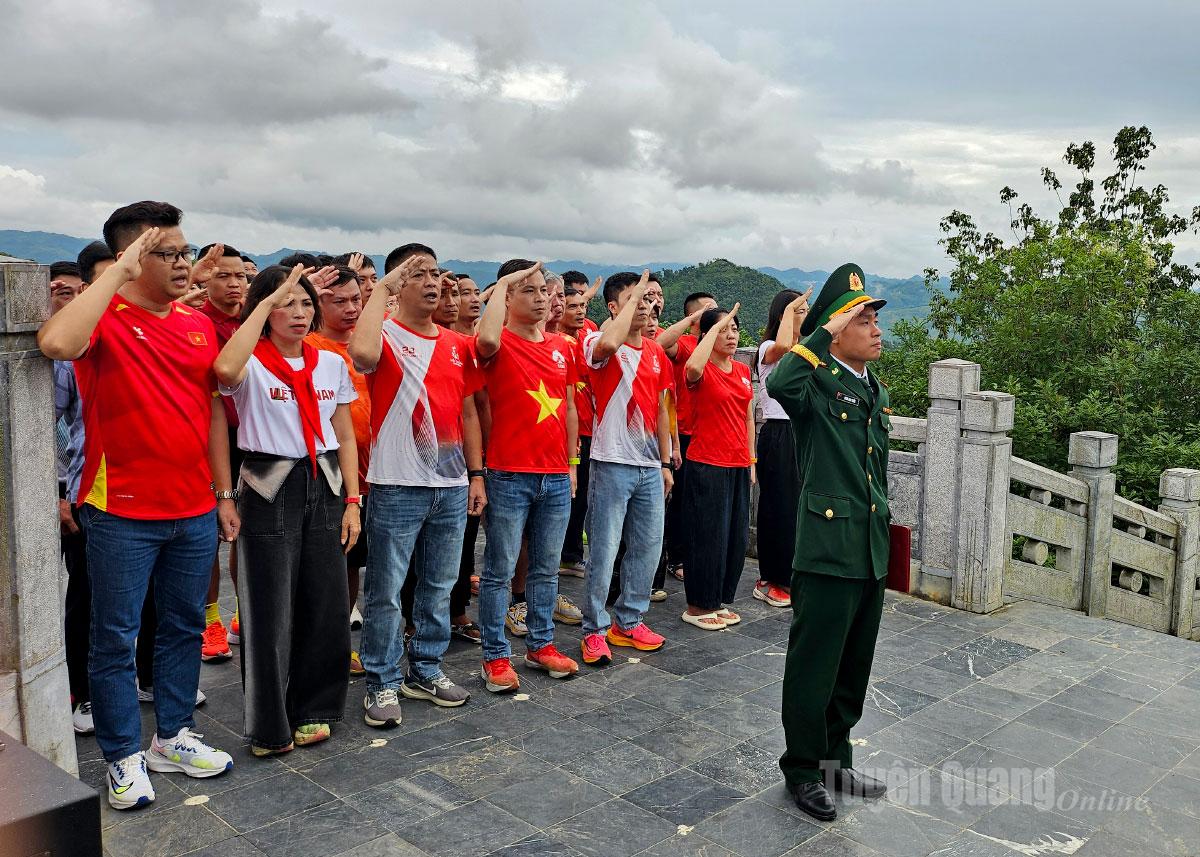 Các thành viên trong CLB Runner Tuyên Quang - Hà Giang chào cờ tại Cột cờ Quốc gia Lũng Cú.