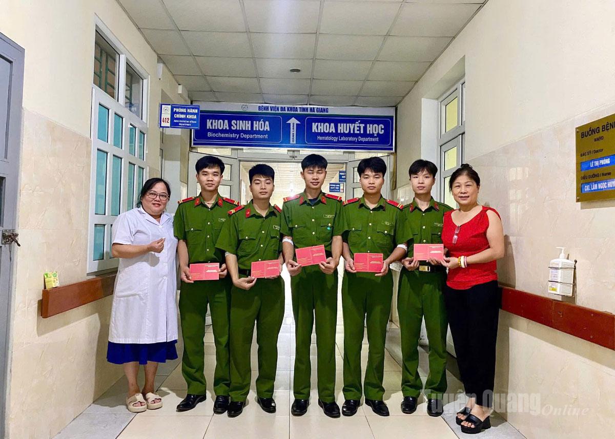 Các đồng chí công an của Trại tạm giam số 2 Công an tỉnh Tuyên Quang tham gia hiến máu.