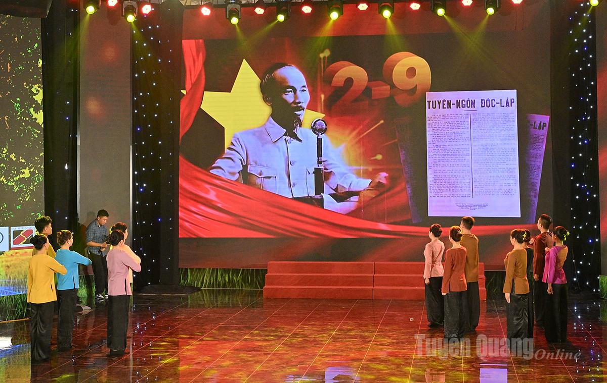 
Hình ảnh Chủ tịch Hồ Chí Minh đọc 
Tuyên ngôn độc lập.