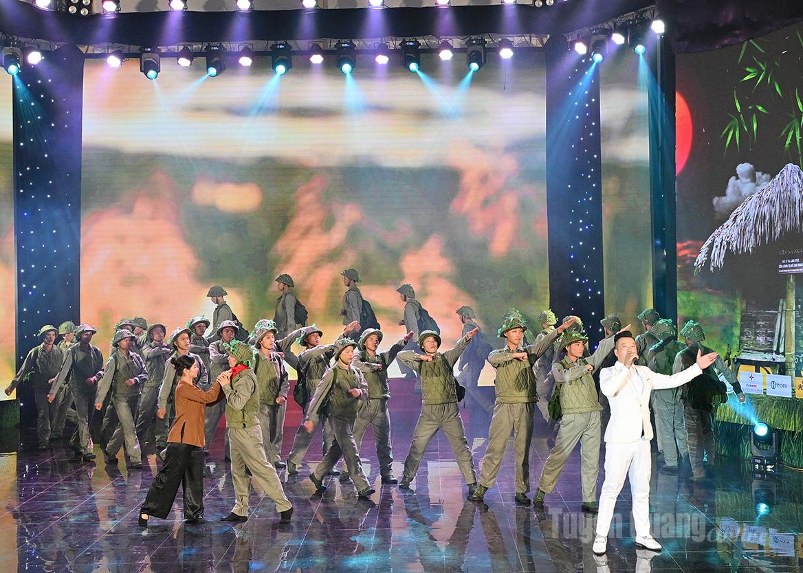 Hình ảnh bộ đội Cụ Hồ, 
chiến khu xưa được tái hiện.                                      Ảnh: Quang Hòa

