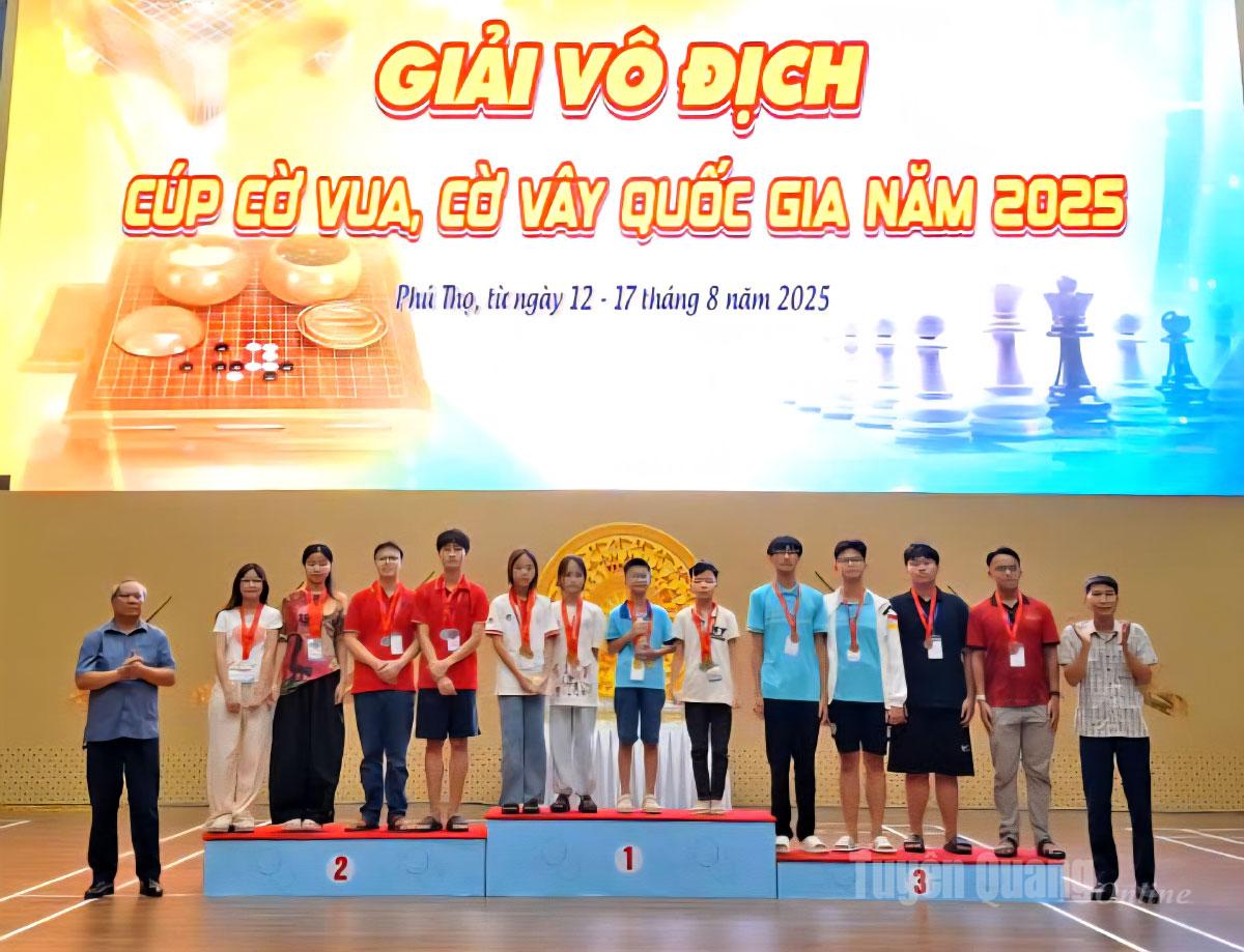 Hai vận động viên nam mặc áo xanh đứng ở bục 3 của Đoàn Tuyên Quang nhận Huy chương Đồng tại Giải.