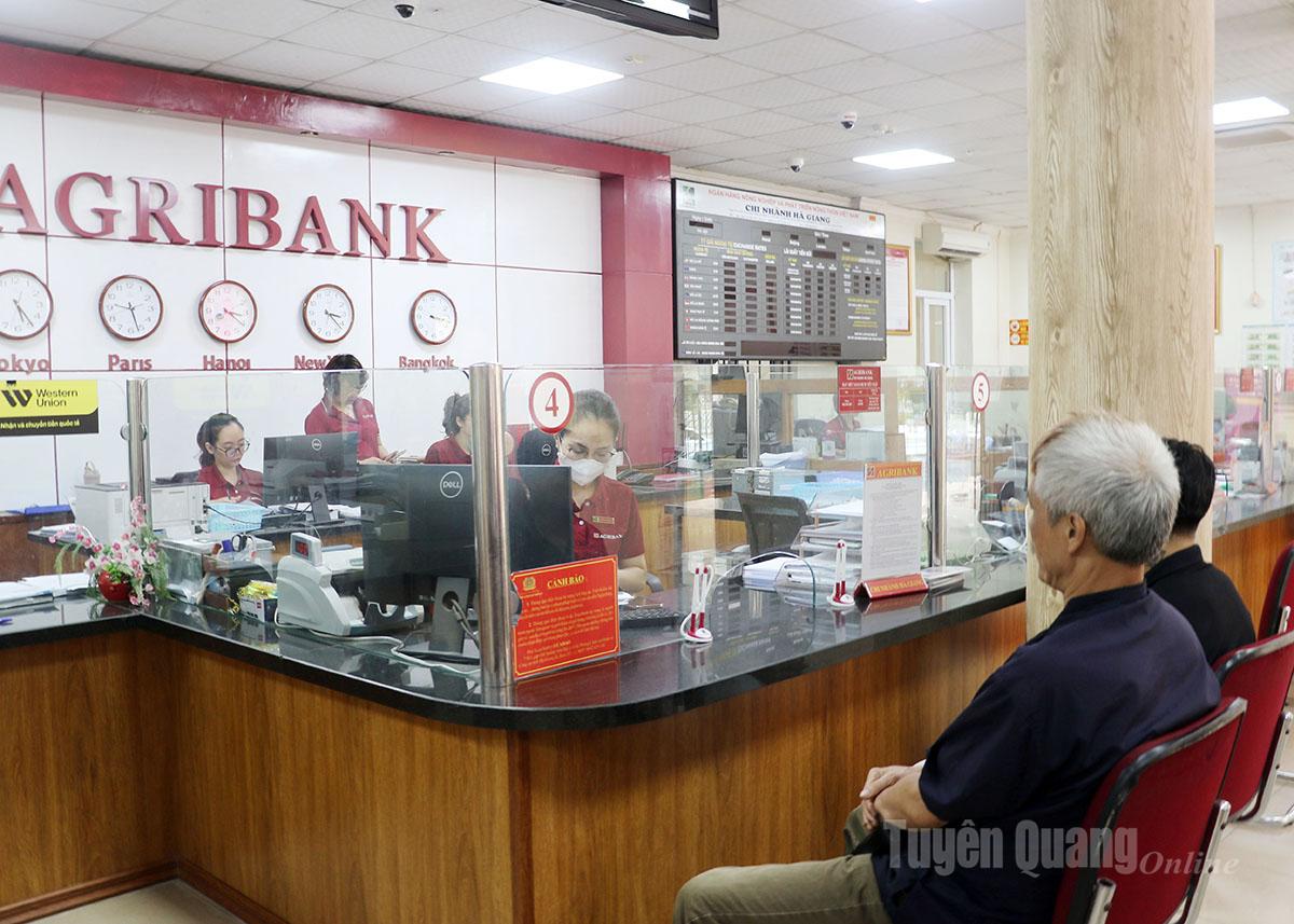 Khách hàng giao dịch tại Agribank Chi nhánh Hà Giang.