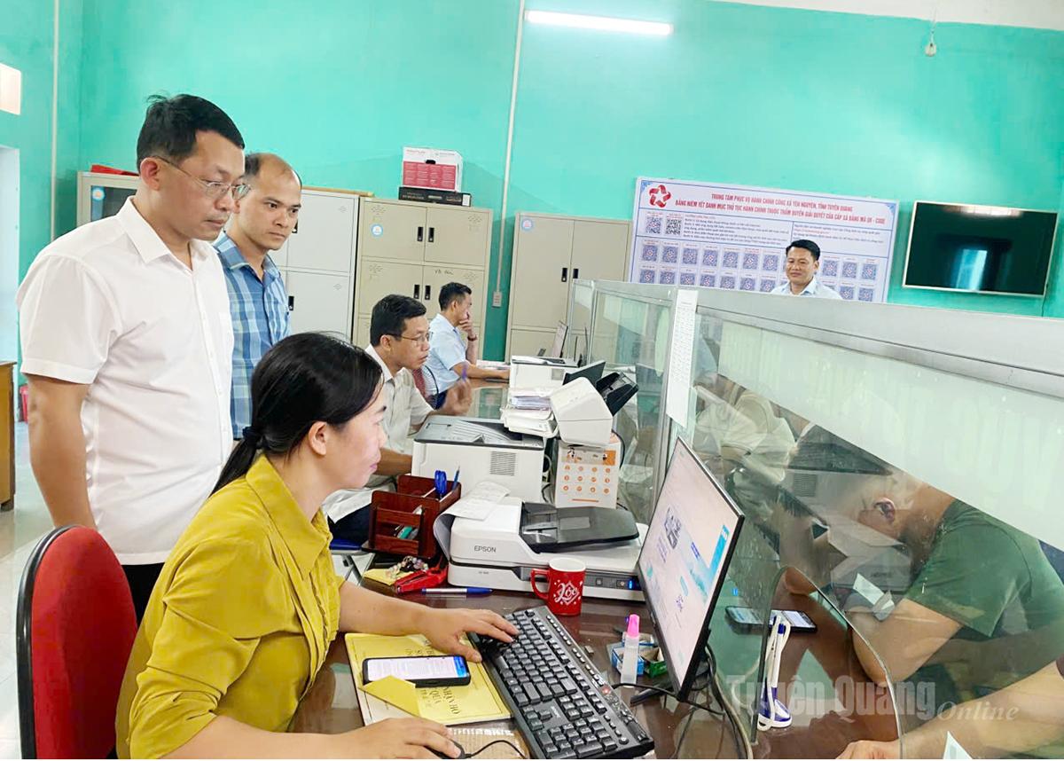 Lãnh đạo xã Yên Nguyên nắm tình hình tiếp nhận và trả kết quả thủ tục hành chính tại Trung tâm phục vụ hành chính công xã.