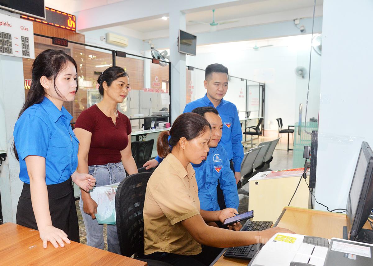 Đoàn Thanh niên tỉnh hỗ trợ người dân phường Hà Giang 2 sử dụng VNeID để tra cứu thông tin.