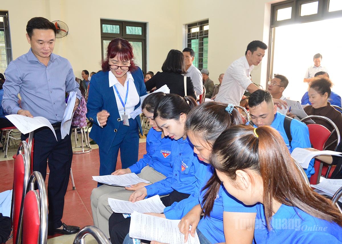  Các đơn vị, doanh nghiệp tư vấn về xuất khẩu lao động cho đoàn viên, người lao động xã Nhữ Khê.