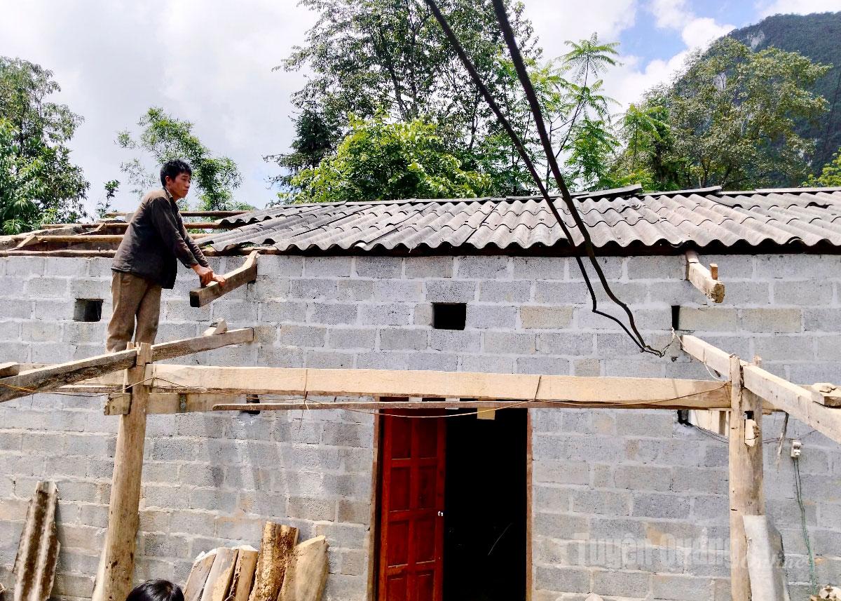 Hộ anh Giàng Mí Xá, xã Yên Minh đang được hỗ trợ xoá nhà tạm.