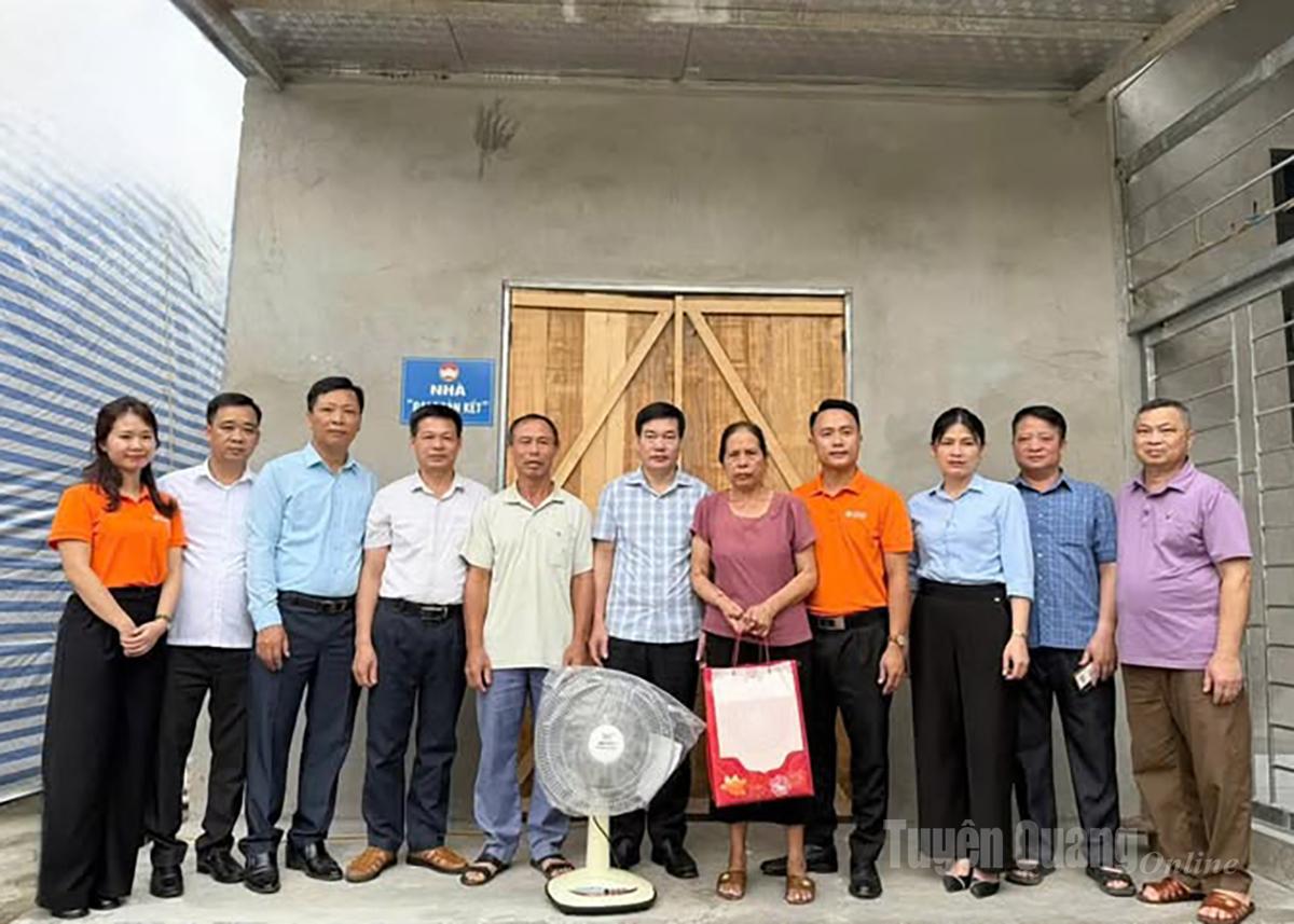 Ủy ban MTTQ tỉnh, Ngân hàng Sài Gòn - Hà Nội bàn giao nhà Đại đoàn kết cho bà Hoàng Thị Khuyên, gia đình có hoàn cảnh khó khăn tại tổ dân phố Yên Khánh, phường An Tường.