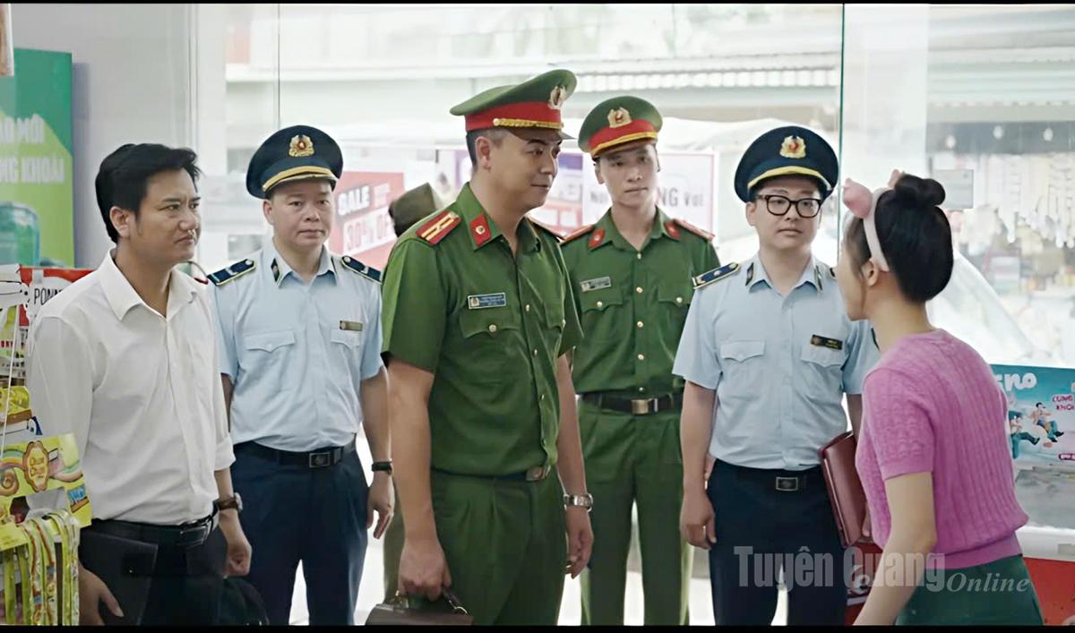 Phân cảnh đấu tranh với nạn buôn bán hàng giả, hàng kém chất lượng trong phim diễn ra vô cùng gay cấn và hấp dẫn.