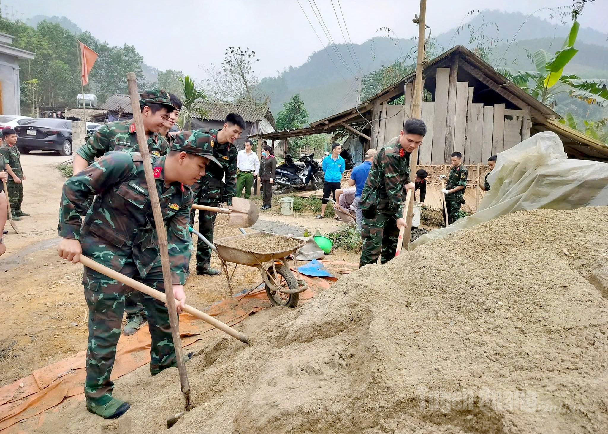 Đoàn viên, thanh niên Đoàn cơ sở Trung đoàn 247, Bộ CHQS tỉnh tham gia phong trào xóa nhà tạm, nhà dột nát trên địa bàn đóng quân.