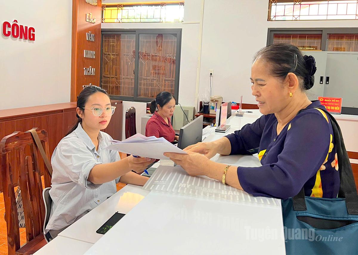 Công chức địa chính xã Thái Hòa hướng dẫn người dân các thủ tục về đăng ký cấp giấy chứng nhận quyền sử dụng đất.