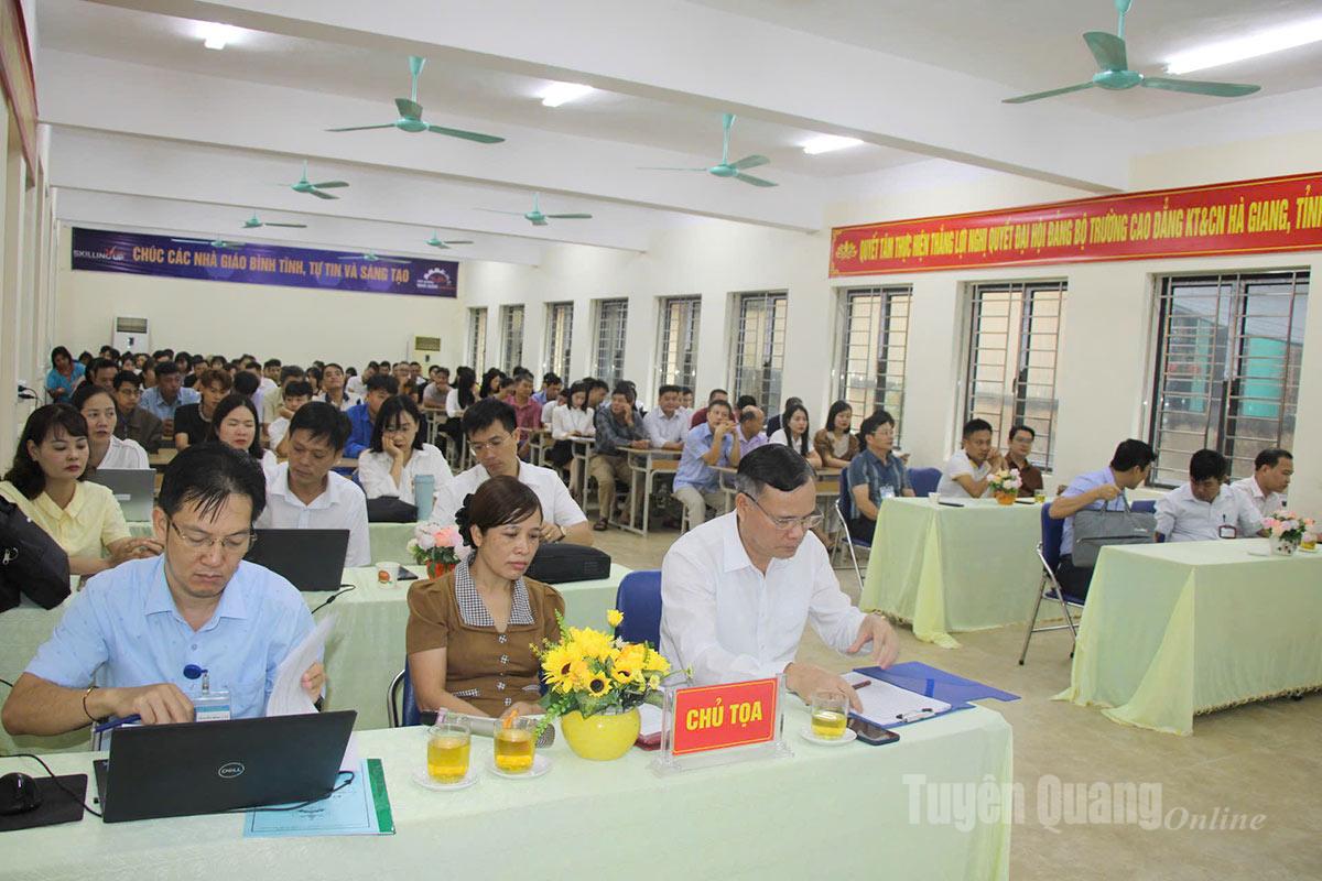 Các đại biểu, giảng viên tham dự hội thảo khoa học ứng dụng trí tuệ nhân tạo trong giảng dạy và học tập.