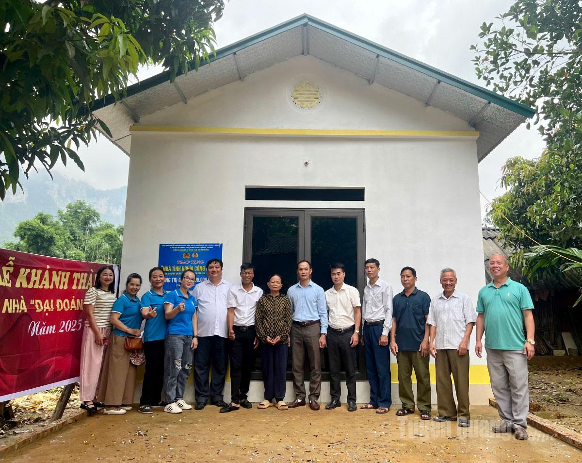 Đại biểu dự lễ khánh thành nhà Đại đoàn kết tại gia đình bà Hoàng Thị Vần, xã Đông Thọ.