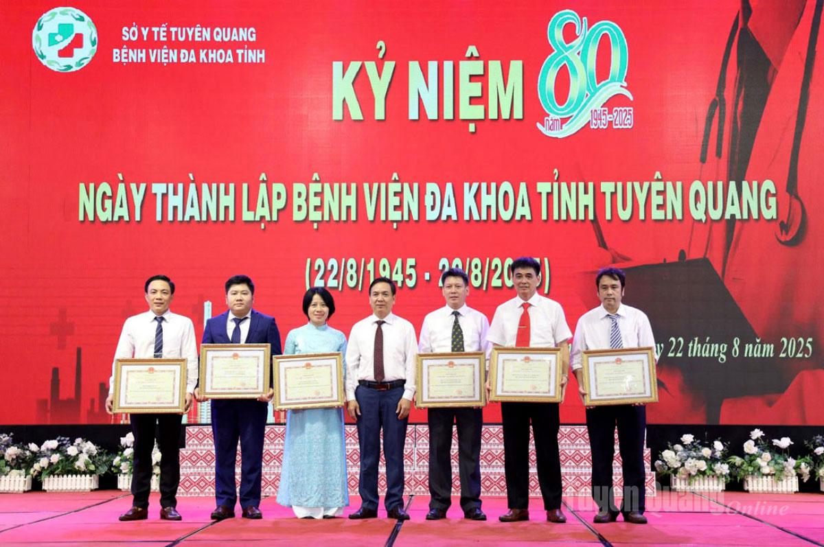 Lãnh đạo Sở Y tế trao Danh hiệu của Chủ tịch UBND tỉnh trao tặng cho 6 tập thể đạt Tập thể Lao động xuất sắc.
