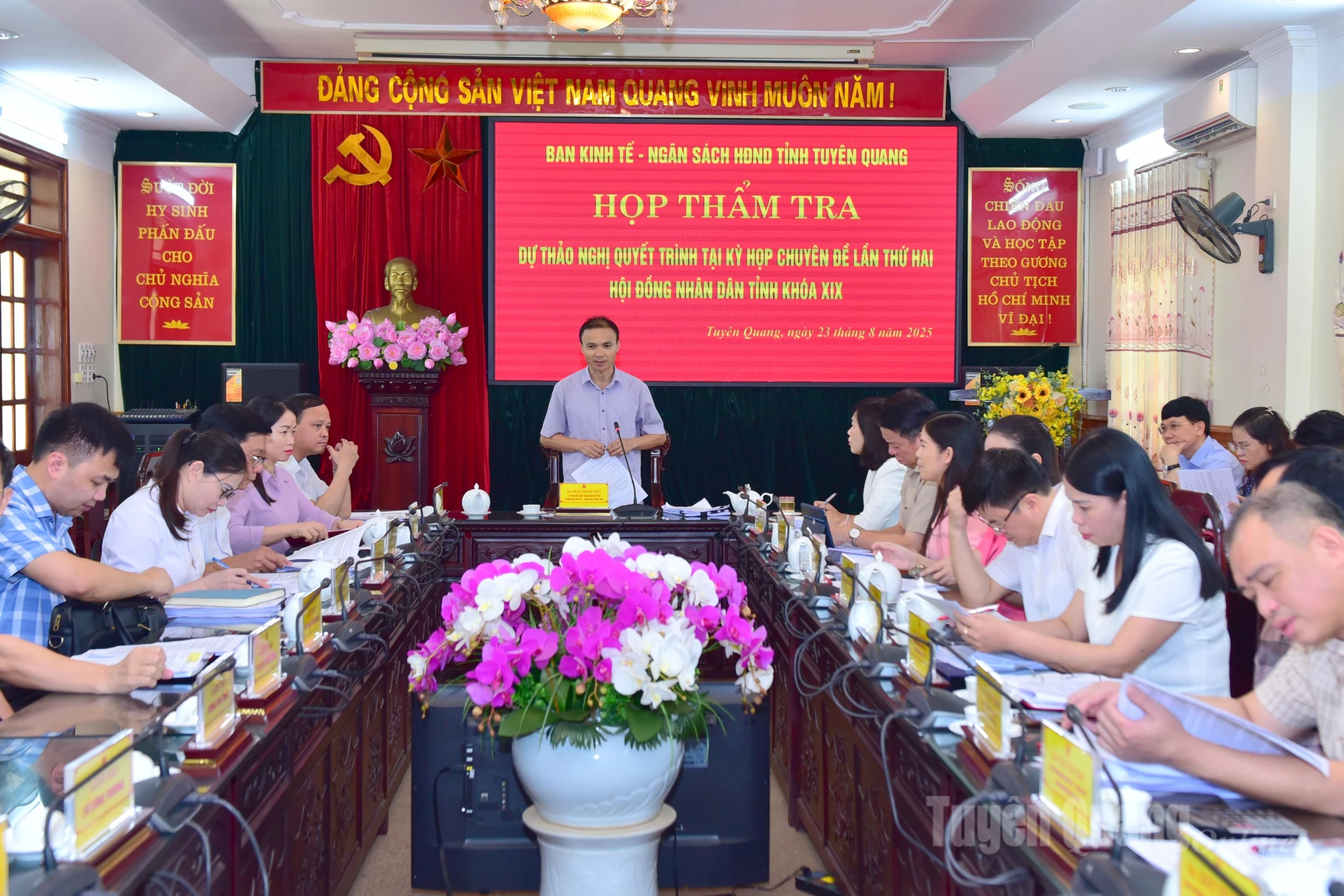 Lãnh đạo Ban Kinh tế - Ngân sách HĐND tỉnh điều hành họp thẩm tra một số dự thảo nghị quyết trình Kỳ họp chuyên đề lần thứ hai, HĐND tỉnh khoá XIX.