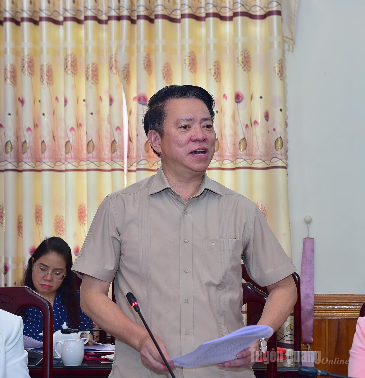 Đồng chí Trưởng ban Tuyên giáo và Dân vận Tỉnh uỷ Trần Mạnh Lợi phát biểu tại cuộc họp.