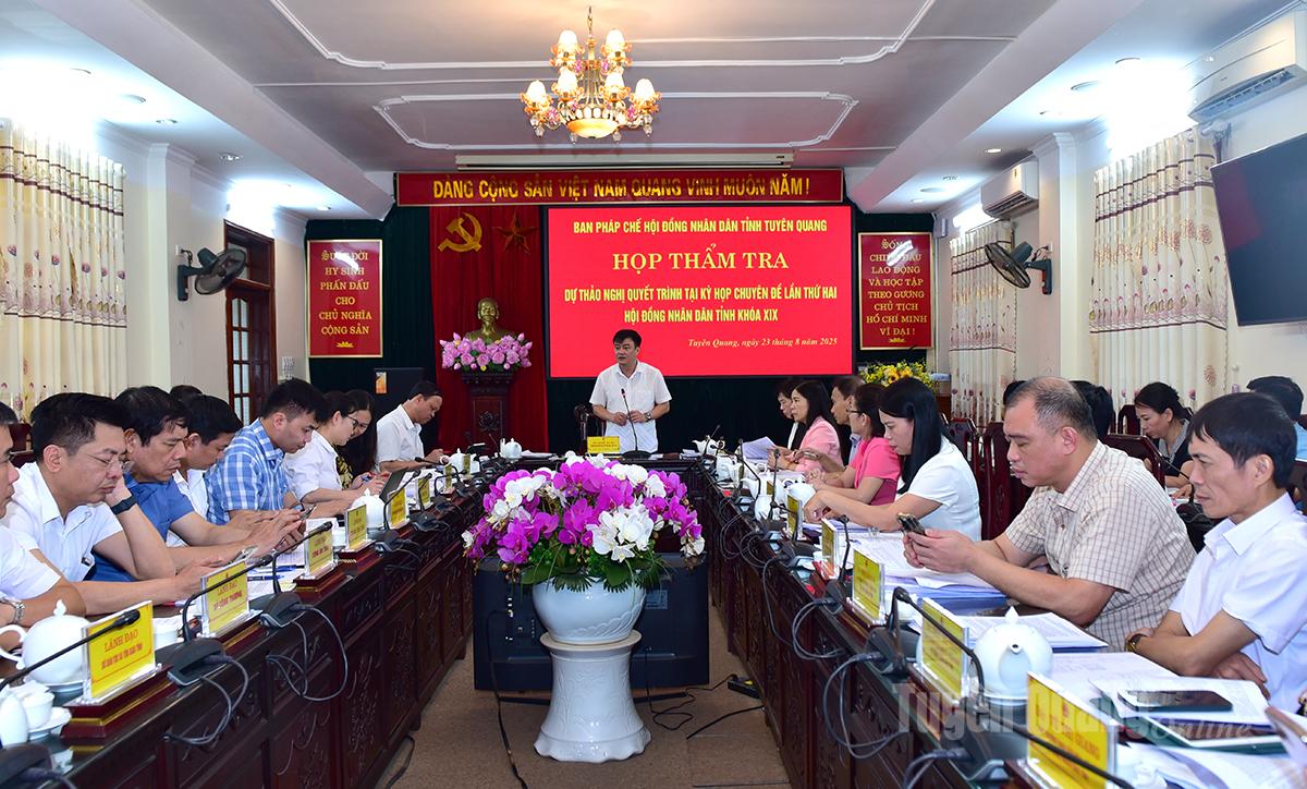 Lãnh đạo Ban Pháp chế HĐND tỉnh điều hành họp thẩm tra một số dự thảo nghị quyết trình Kỳ họp chuyên đề lần thứ hai, HĐND tỉnh khoá XIX.