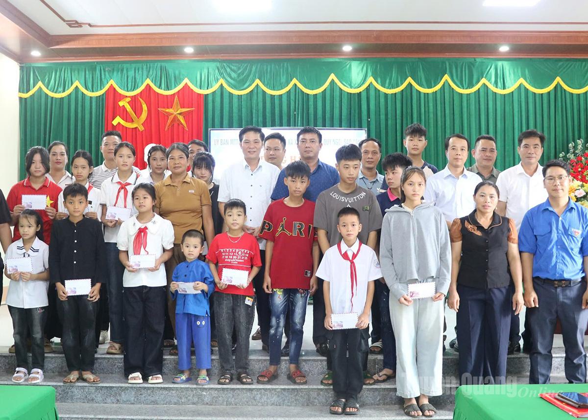 Các em học sinh mồ côi trên địa bàn xã Xuân Giang Giang nhận học bổng Quỹ Ngôi sao xanh.
