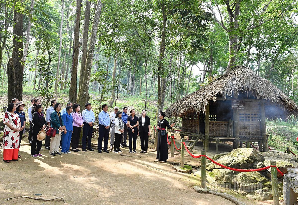 Đoàn đại biểu Quốc hội các khóa Thành phố Hồ Chí Minh và tỉnh Bến Tre (cũ) tham quan, dâng hương tại di tích lán Nà Nưa.