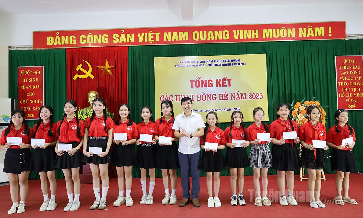 Trao thưởng cho các em học sinh tiêu biểu đạt thành tích xuất sắc trong phong trào hè năm 2025.