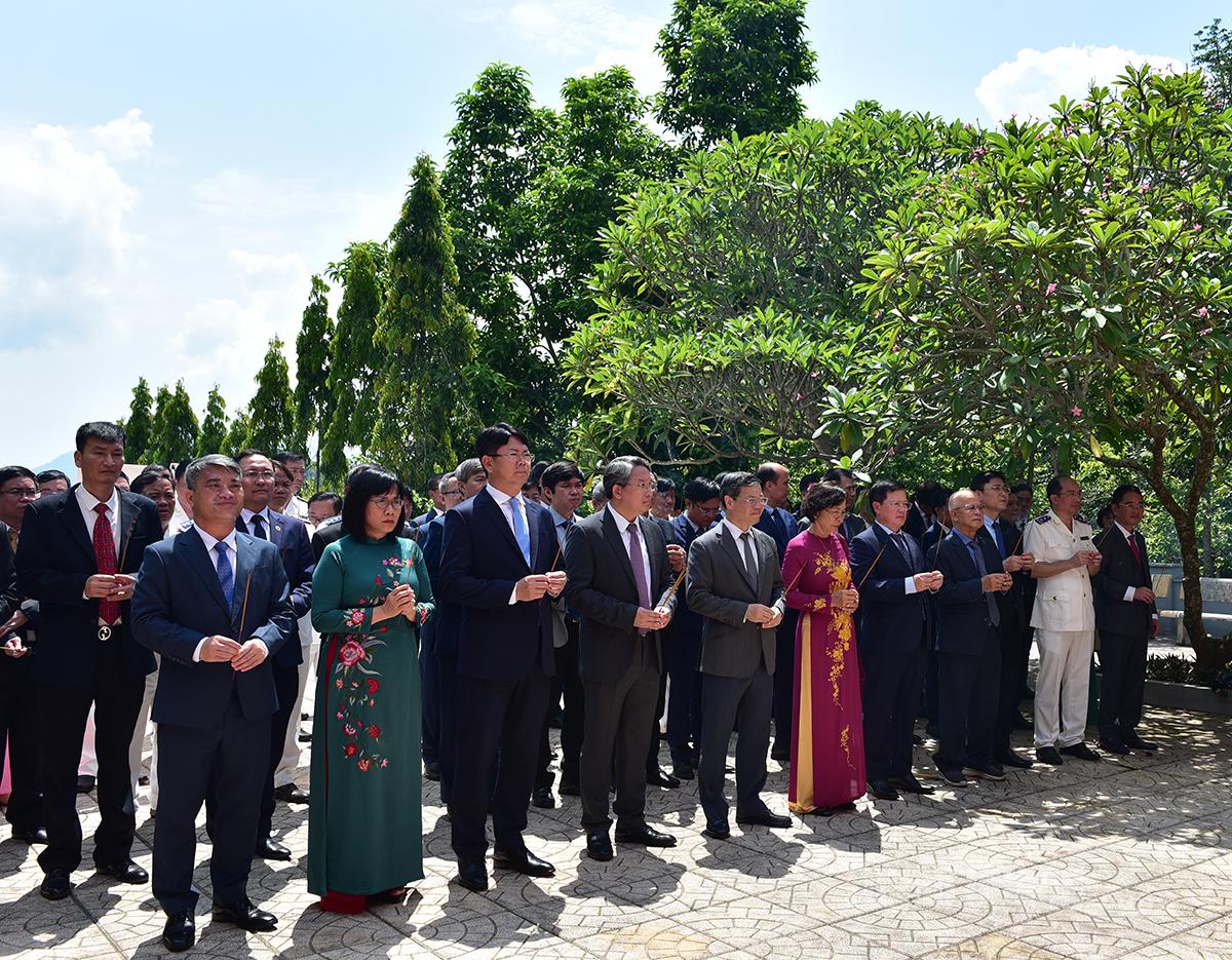 Các đại biểu dâng hương tưởng niệm tại Nhà bia Khu di tích cơ quan Bộ Tư pháp.