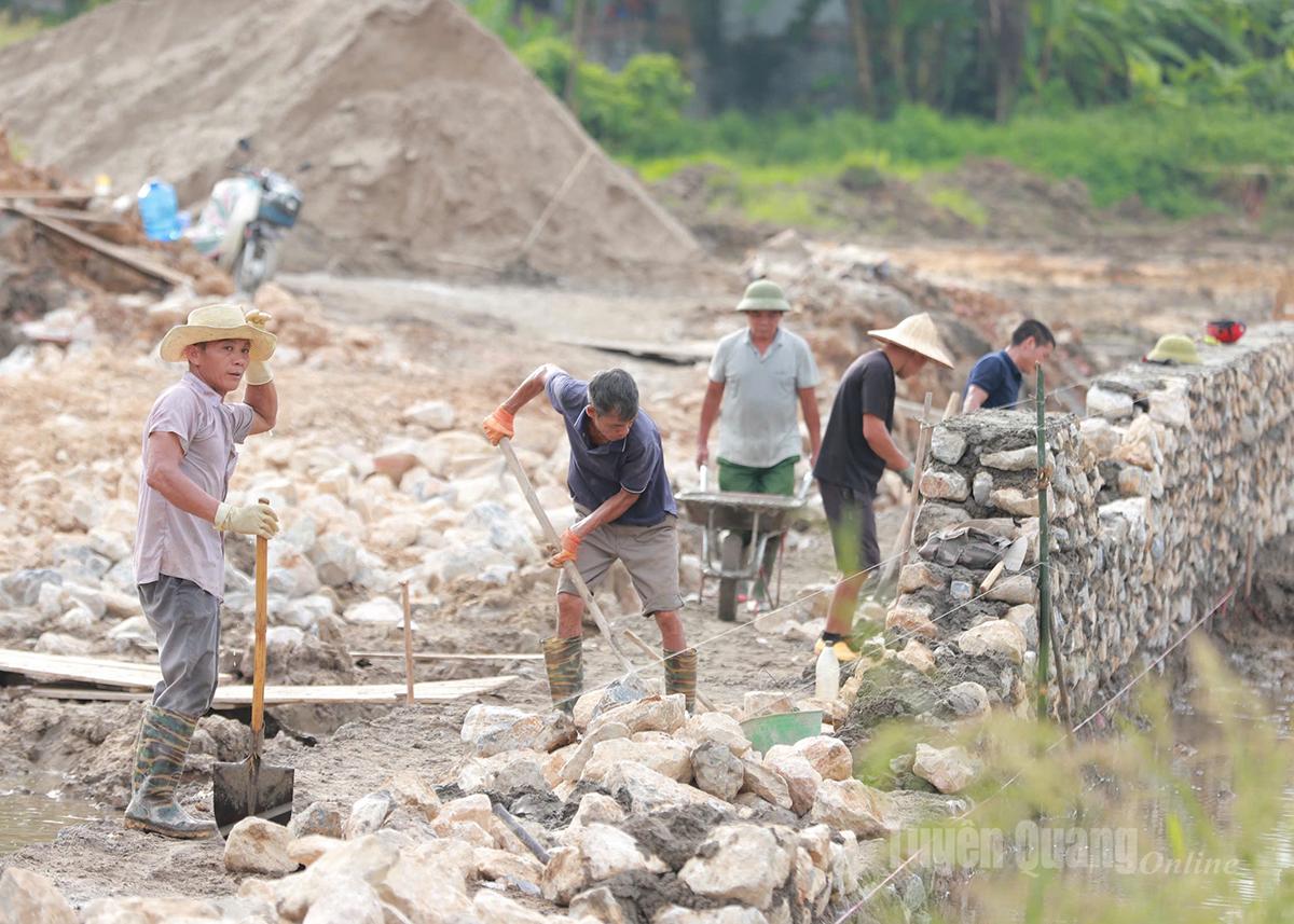 Accelerating the construction progress of residential infrastructure in Son Thuy commune.