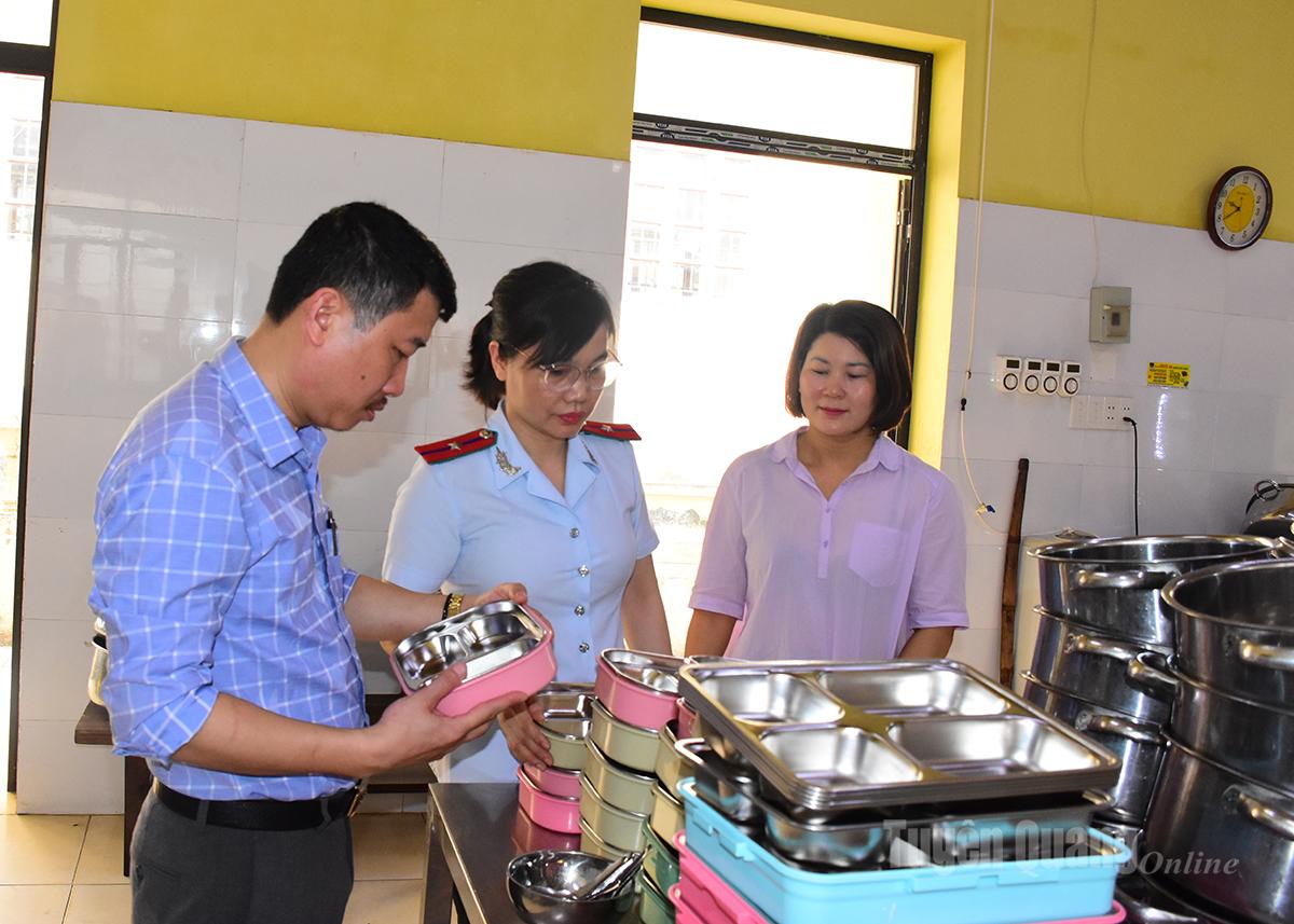 Đoàn kiểm tra Sở Y tế kiểm tra an toàn vệ sinh thực phẩm tại bếp ăn trường Tiểu học Hồng Thái, phường Minh Xuân.