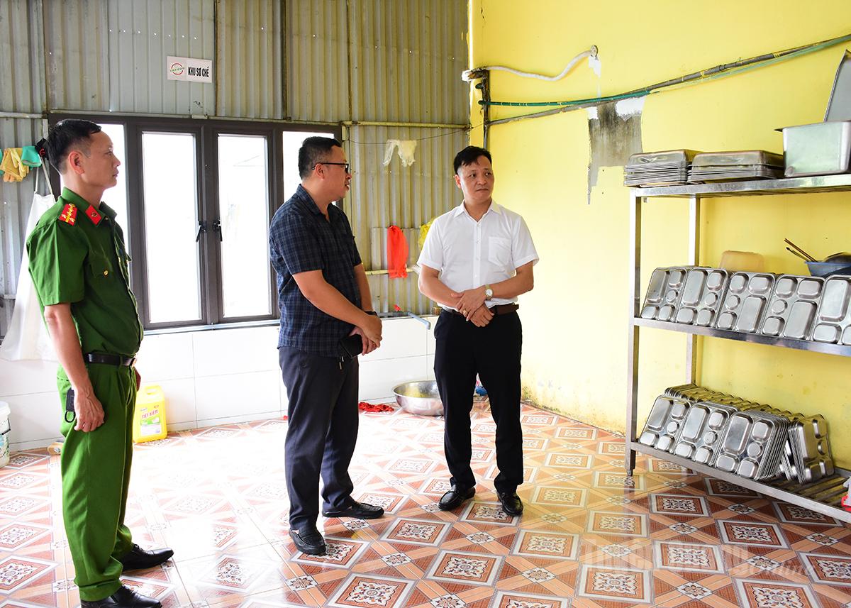 Đoàn kiểm tra Sở Y tế phối hợp với lực lượng chức năng kiểm tra khu chế biến thức ăn của Công ty TNHH Thương mại Thanh Hoa Food.