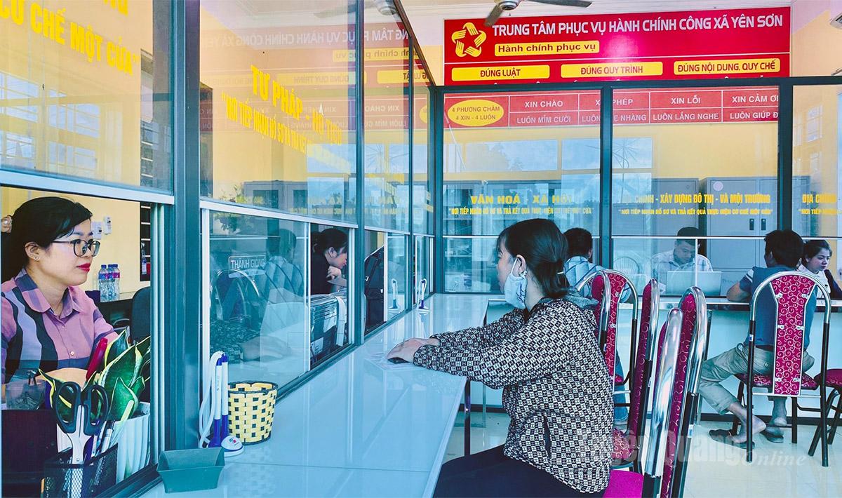 Trung tâm phục vụ hành chính công xã Yên Sơn phục vụ người dân giải quyết các thủ tục hành chính.
