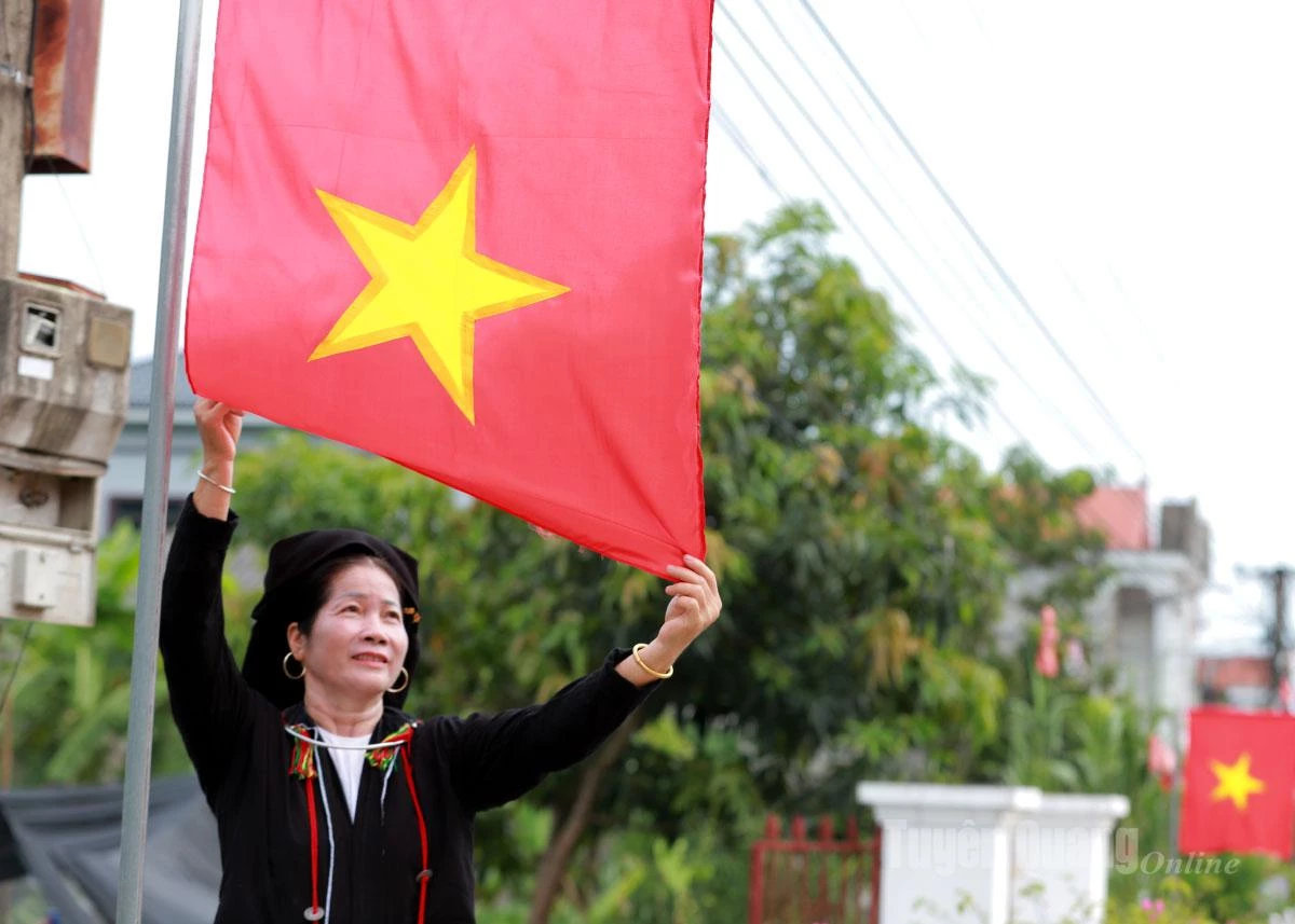 Bà Trịnh Thị Mói, thôn Hội Tân, xã Sơn Thủy treo cờ chào mừng Quốc khánh 2/9.