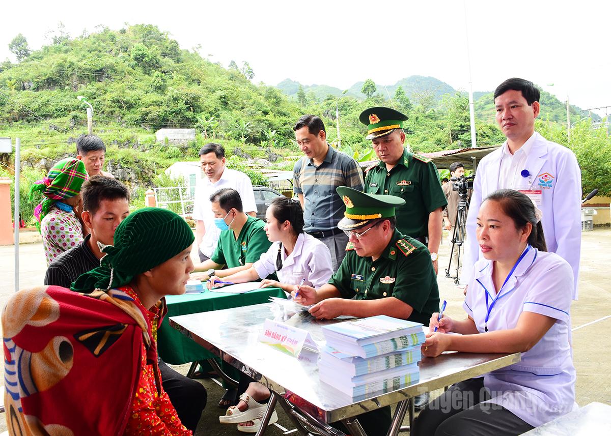 Lãnh đạo Sở Y tế, lãnh đạo Bệnh viện Đa khoa Phương Bắc và lãnh đạo Đồn Biên phòng Sơn Vĩ giám sát công tác khám miễn phí tại Trạm Y tế xã Sơn Vĩ.