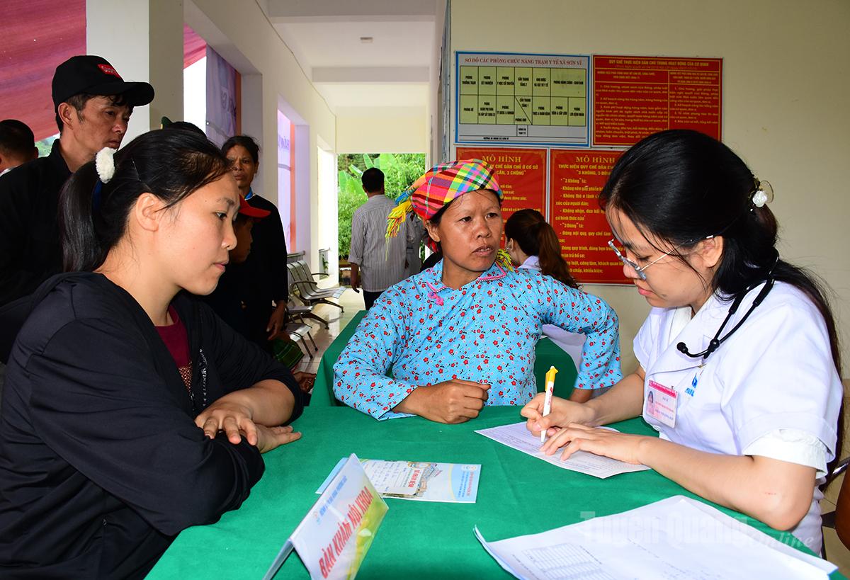 Người dân được thăm khám tại chương trình.