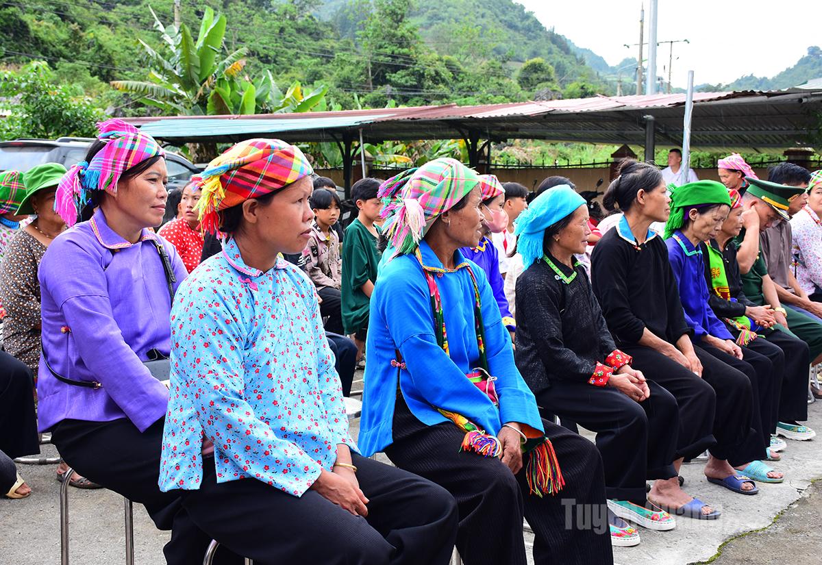 Đông đảo người dân đến thăm khám tại chương trình.