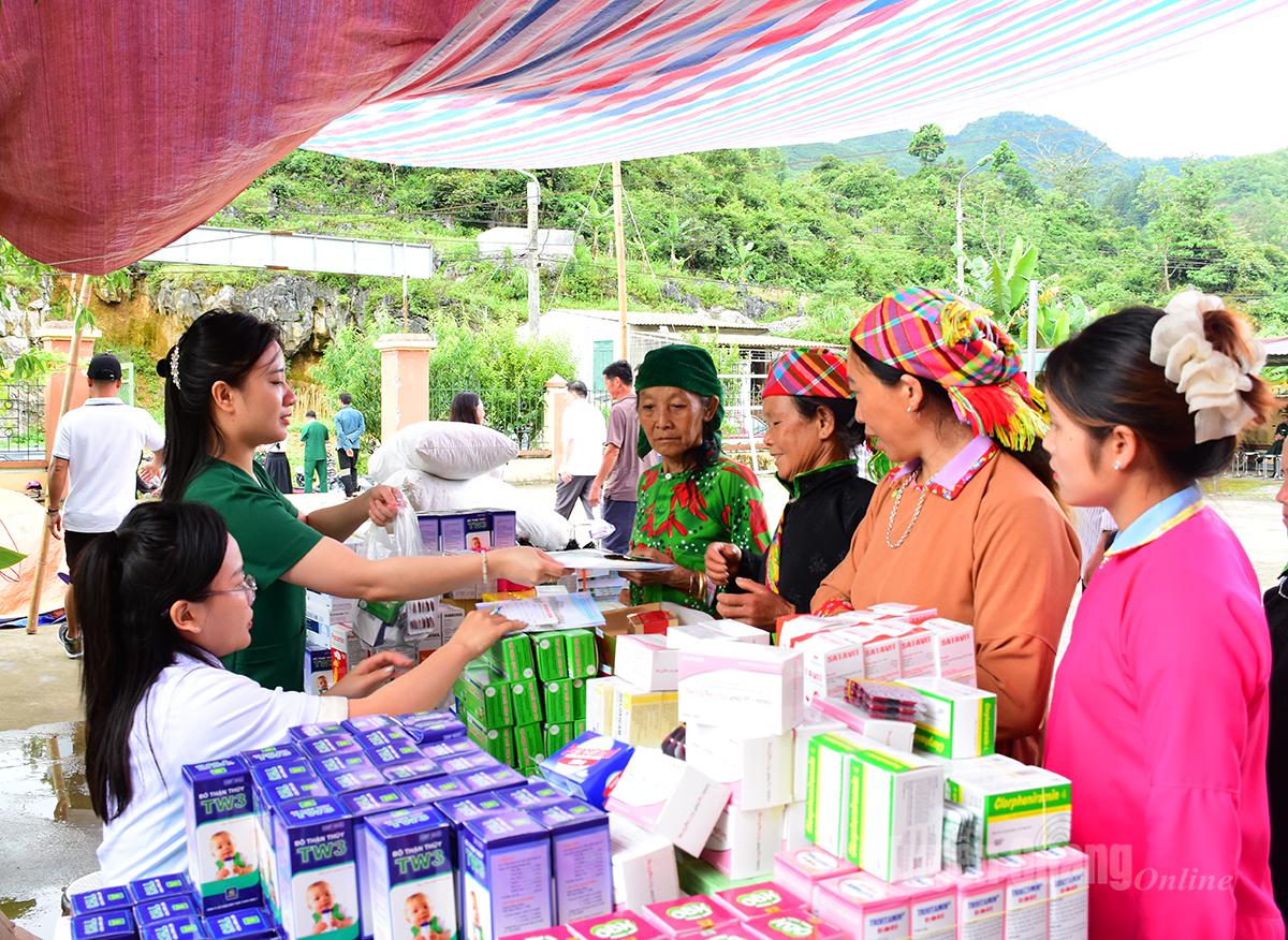 Người dân được cấp thuốc miễn phí tại chương trình.