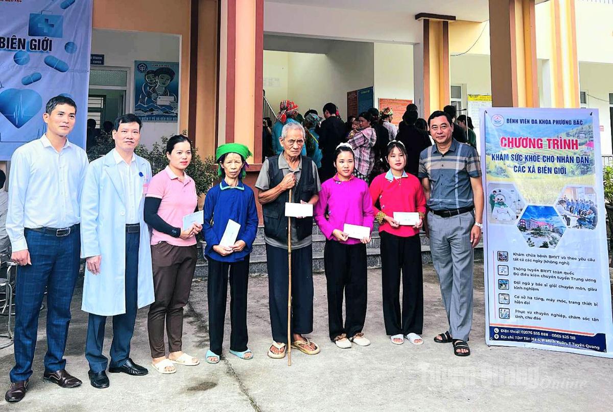 Lãnh đạo Sở Y tế, Bệnh viện Đa khoa Phương Bắc trao quà cho các gia đình có hoàn cảnh khó khăn trên địa bàn xã Sơn Vĩ.