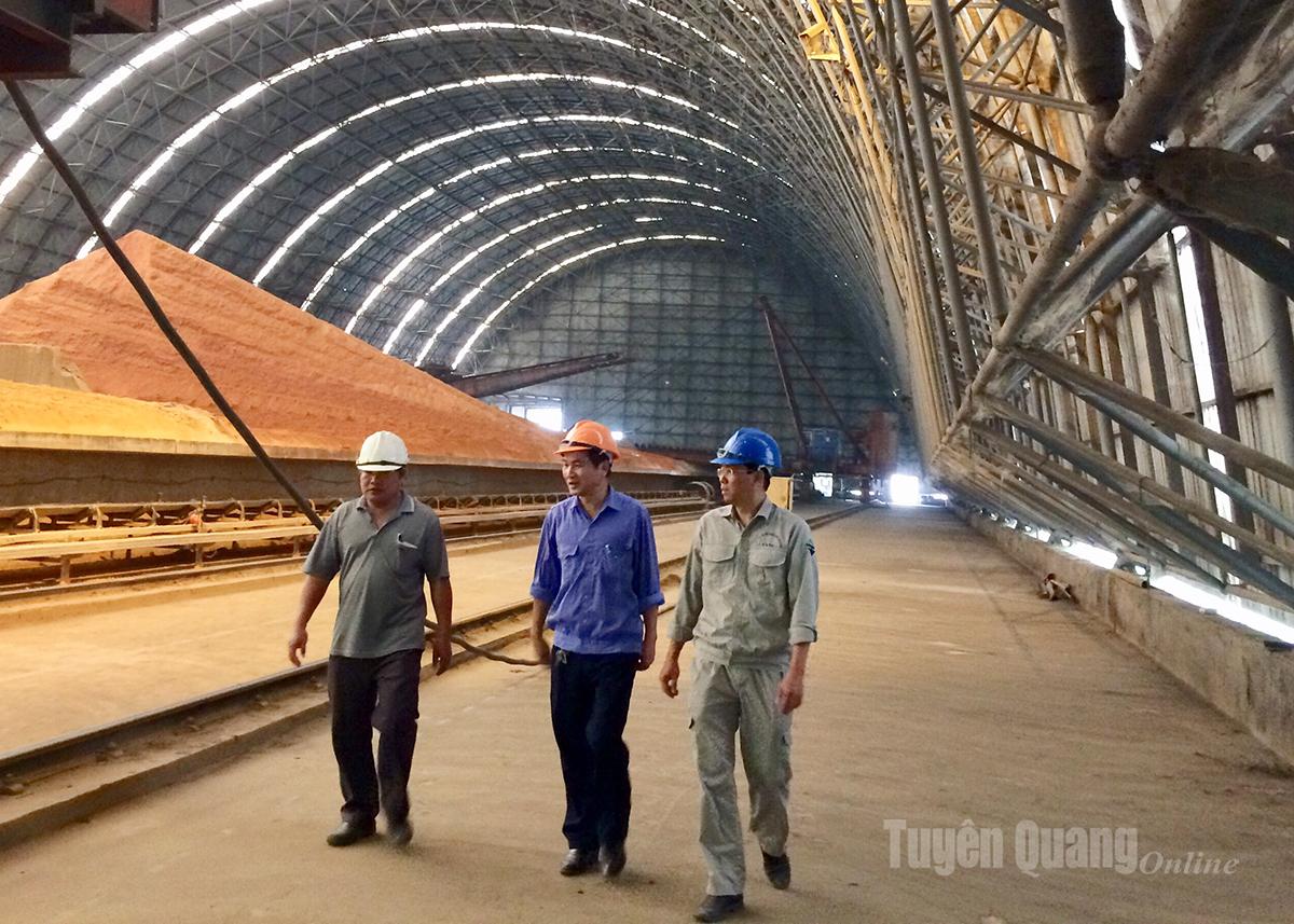 Cán bộ nhà máy kiểm tra kho nguyên liệu của công ty.