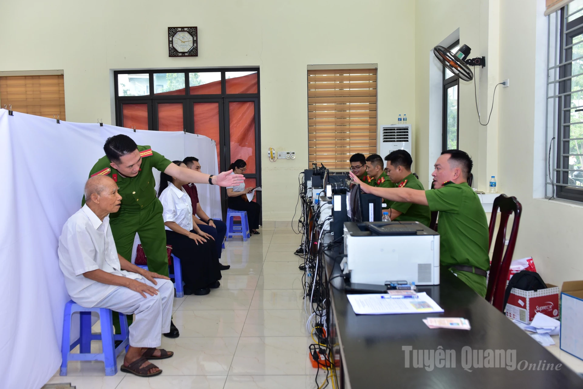 Công an 
phường Minh Xuân đẩy nhanh tiến độ 
thu nhận hồ sơ 
đổi thẻ đảng viên.