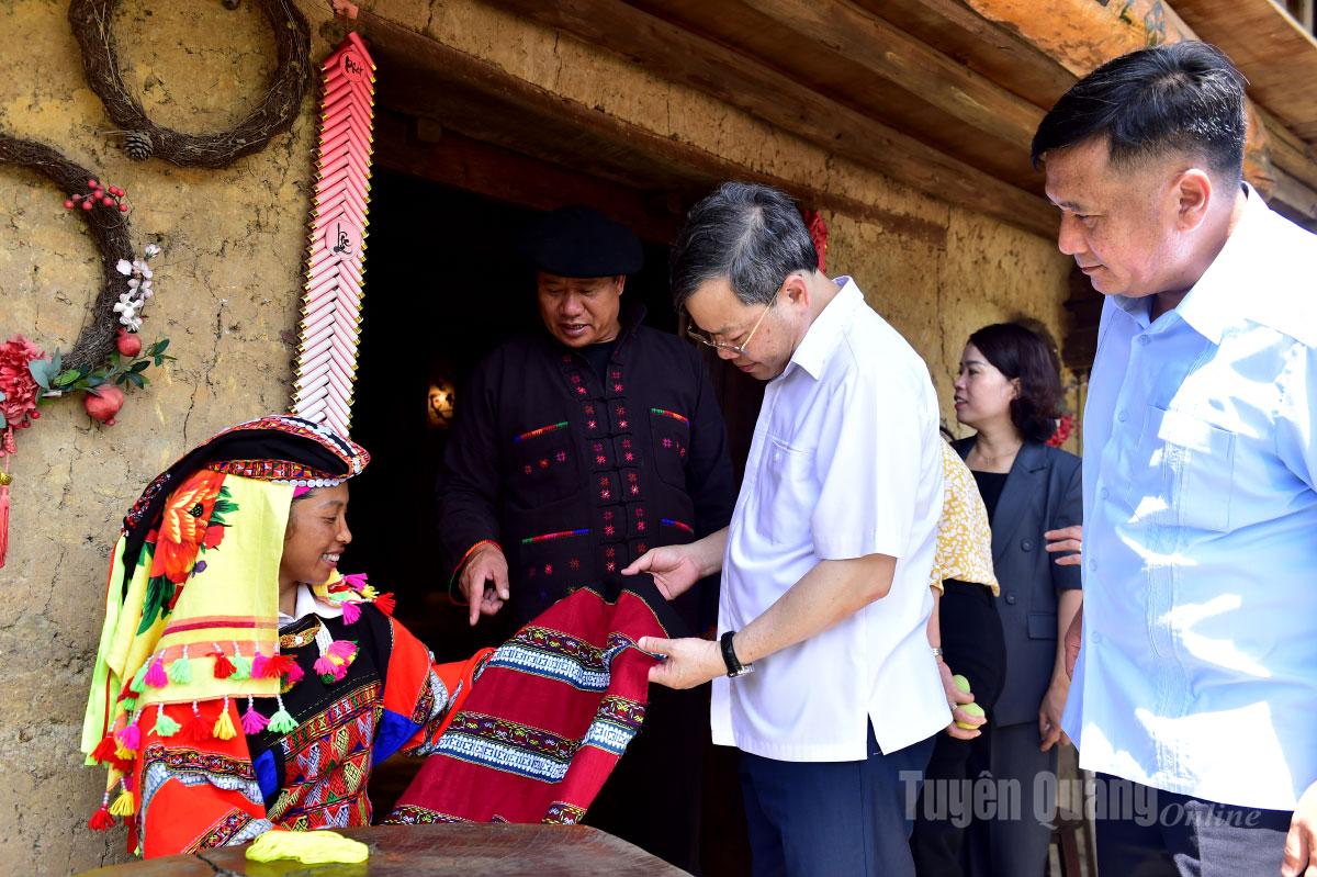 Đồng chí Phó Bí thư Tỉnh ủy, Chủ tịch HĐND tỉnh Nguyễn Văn Sơn nắm tình hình phát triển du lịch của người dân thôn Lô Lô Chải, xã Lũng Cú.