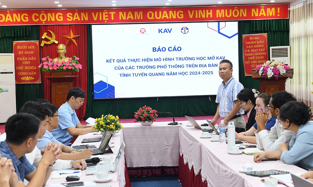 Ông Kiều Huy Hoà, Giám đốc chương trình KAV thông tin về kết quả thực hiện chương trình trên địa bàn tỉnh.