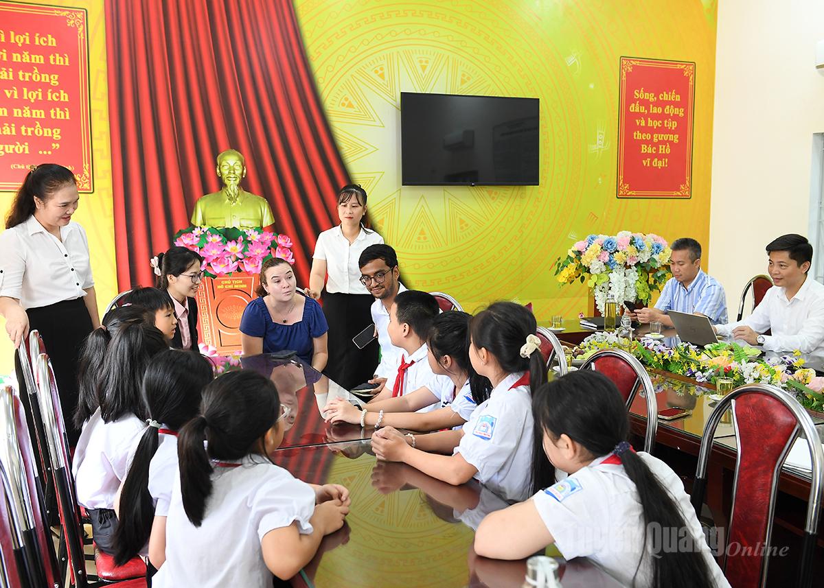 Các chuyên gia nước ngoài của Khan Academy giao lưu với giáo viên, học sinh Trường Tiểu học Trung Môn.