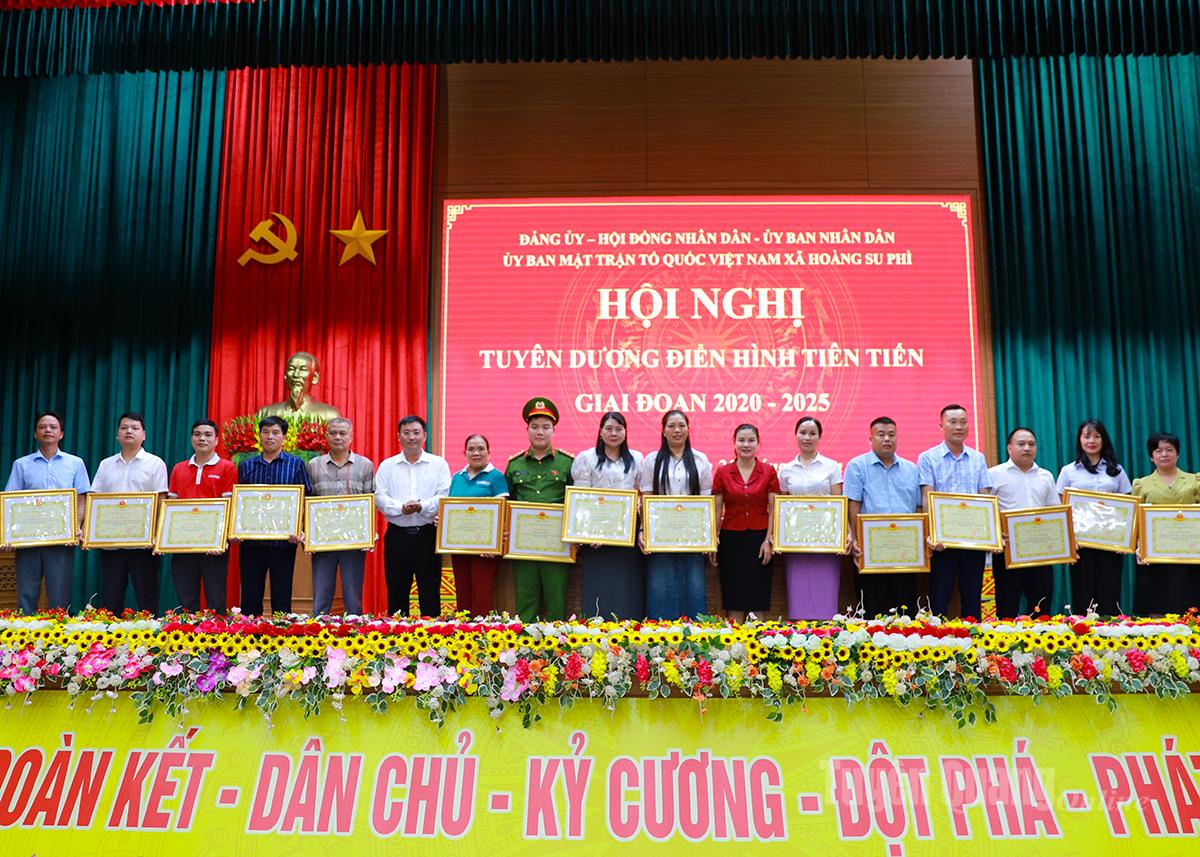 Lãnh đạo xã Hoàng Su Phì đã tặng Giấp khen cho các tập thể có thành tích xuất sắc trong phong trào thi đua yêu nước giai đoạn 2020–2025.
