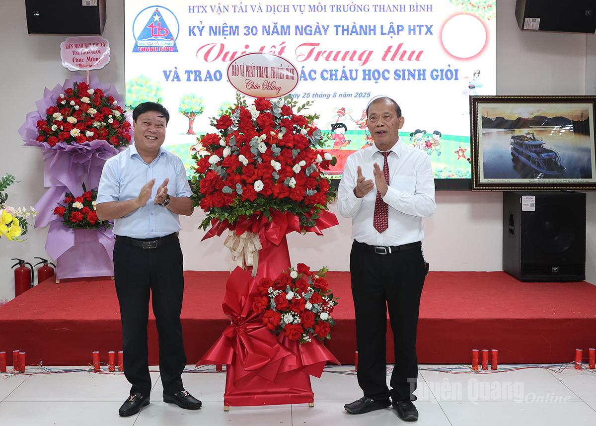 Lãnh đạo Báo và phát thanh, truyền hình Tuyên Quang tặng hoa chúc mừng HTX.