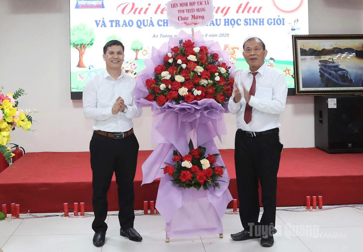 Lãnh đạo Liên minh HTX tỉnh tặng hoa chúc mừng HTX.