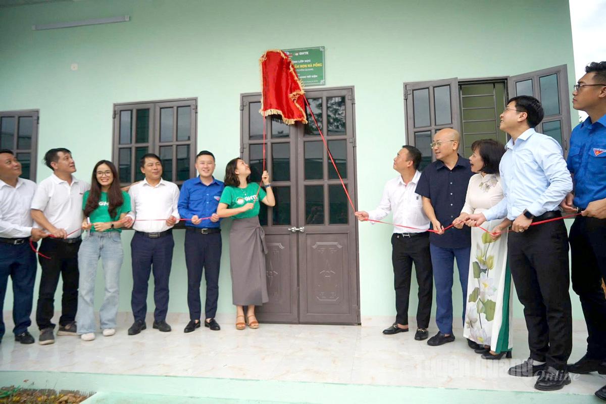 Đại biểu dự khánh thành và trao lớp học tại điểm trường Mầm non thôn Nà Pồng, xã Tân Mỹ.