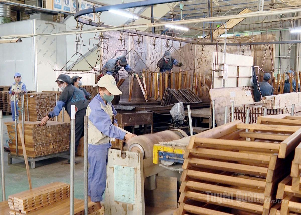 Công nhân Công ty cổ phần Woodsland Tuyên Quang (Cụm Công nghiệp Yên Sơn) thi đua lao động sản xuất.