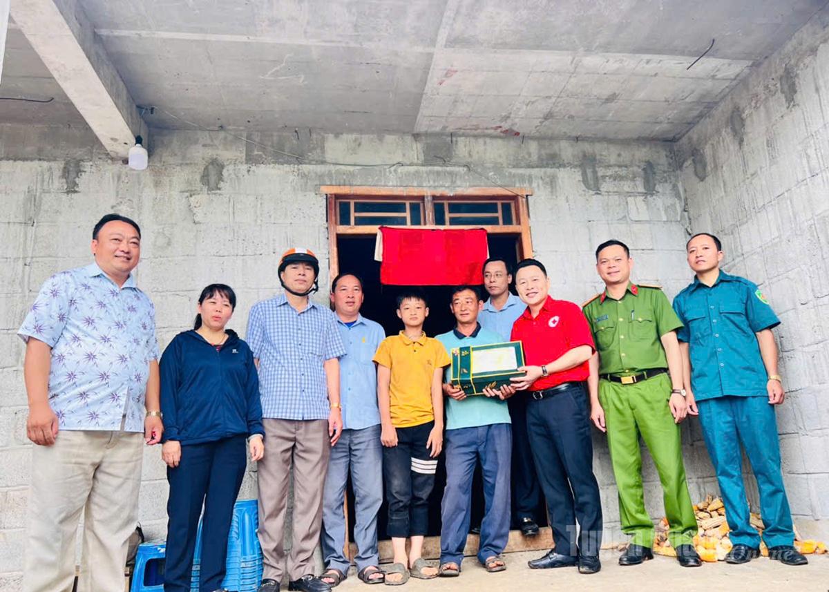 Lãnh đạo Hội Chữ thập đỏ tỉnh tặng quà mừng nhà mới cho gia đình anh Nù Mí La, thôn Sủng Cháng, xã Thắng Mố.