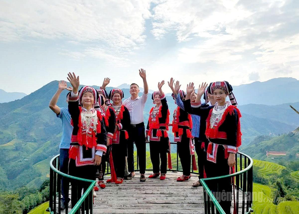 Người dân xã Thông Nguyên trong trang phục truyền thống chuẩn bị cho Tuần Văn hóa - Du lịch năm 2025.