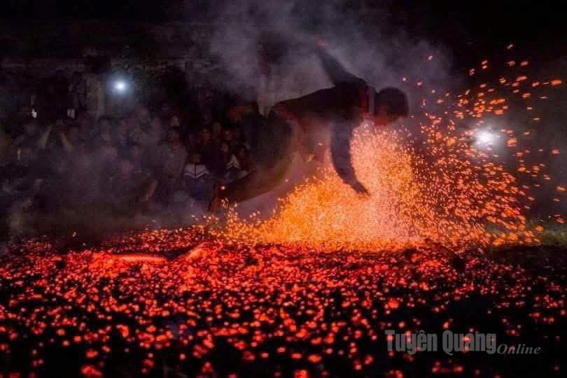 Lễ nhảy lửa độc đáo của dân tộc Dao đỏ, điểm nhấn trong Tuần Văn hóa - Du lịch Thông Nguyên năm 2025.