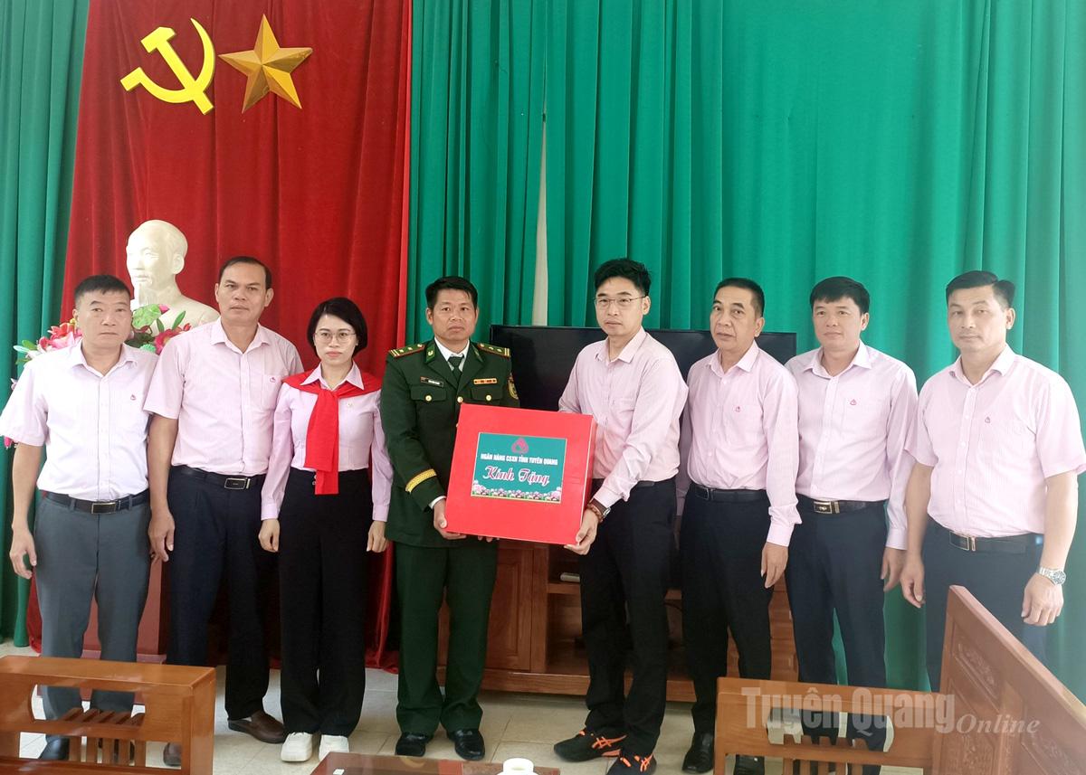 Lãnh đạo Chi nhánh Ngân hàng Chính sách xã hội trao tặng lá cờ Tổ quốc cho Đồn Biên phòng Lũng Cú.