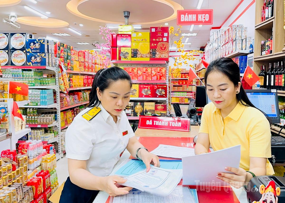 Cán bộ Thuế hỗ trợ các hộ kinh doanh trên địa bàn tỉnh triển khai hoá đơn điện tử khởi tạo từ máy tính tiền.