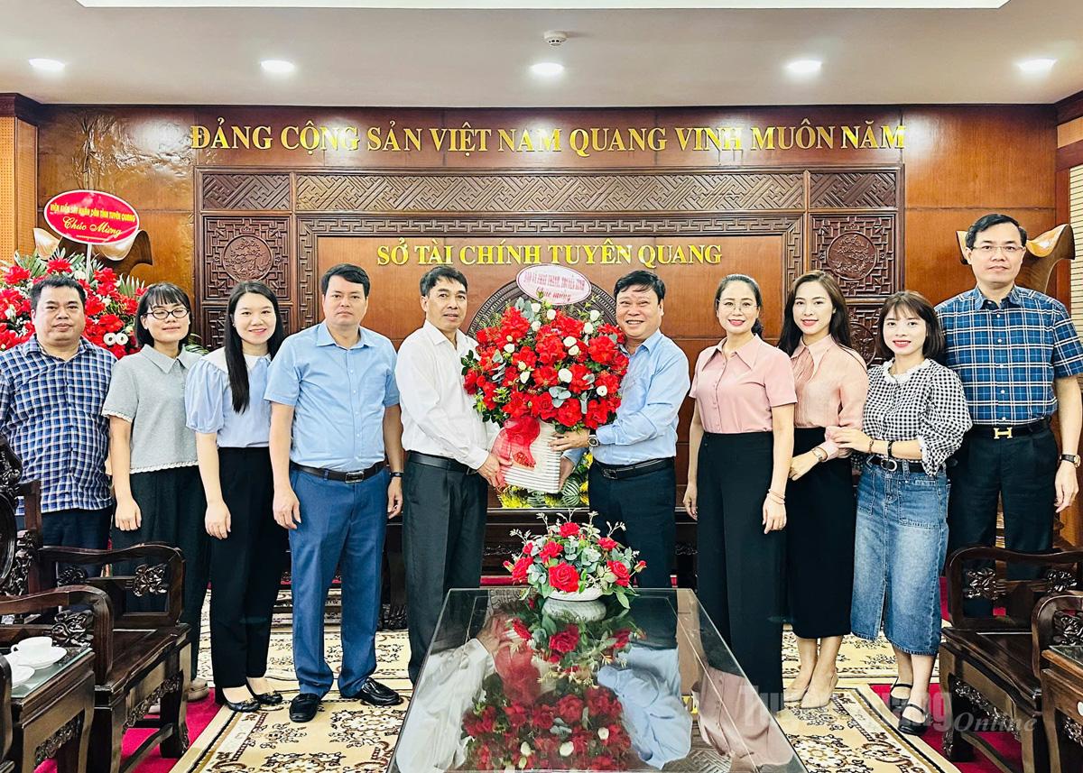 Báo và phát thanh, truyền hình Tuyên Quang chúc mừng Sở Tài chính nhân ngày truyền thống ngành.